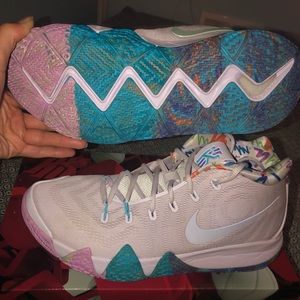 Kyrie 4 (90’s: Decade Pack)